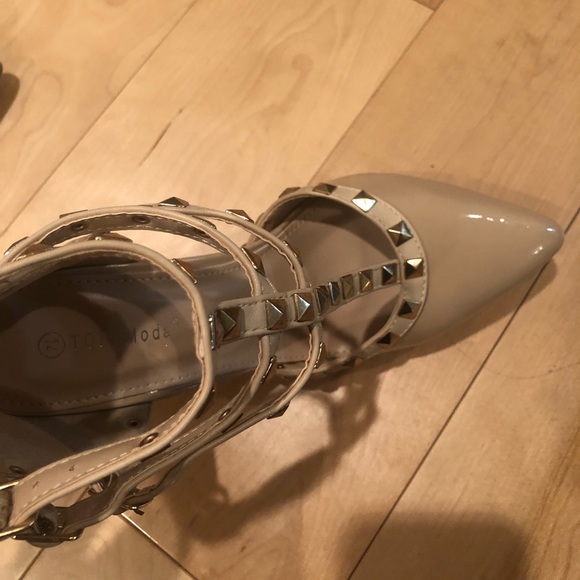 Heels - Picture 3 of 3